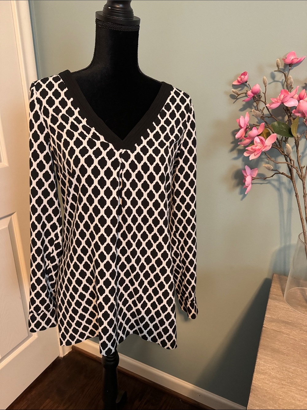 White House Black Market Black & White V-Neck Patterned Tunic